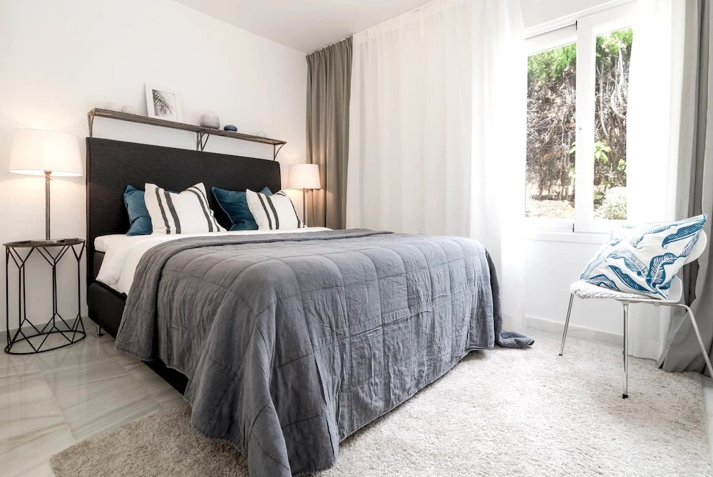 IVY- Fantastic 3 bedroom apt with private garden