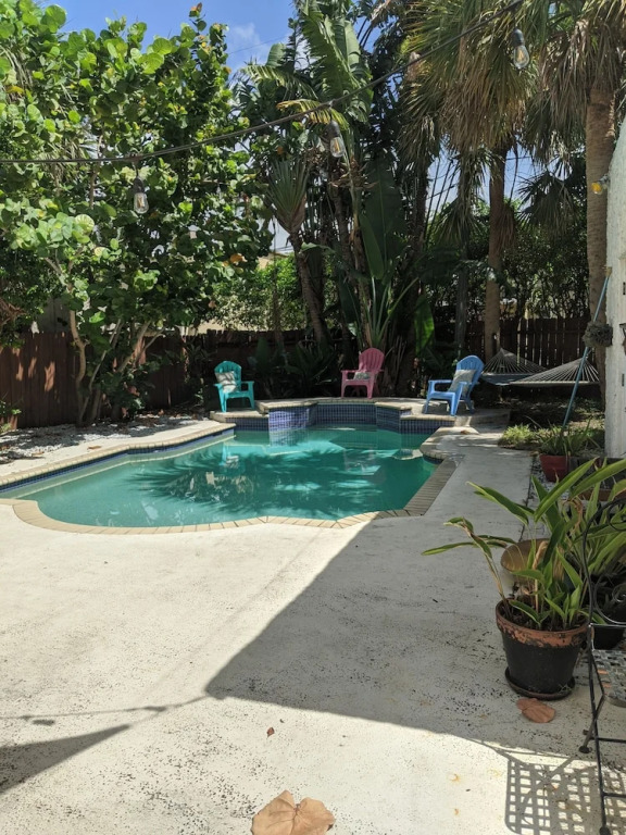 Upscale Coastal - Pool, Patio, Walk To Dining 3 Bedroom Home