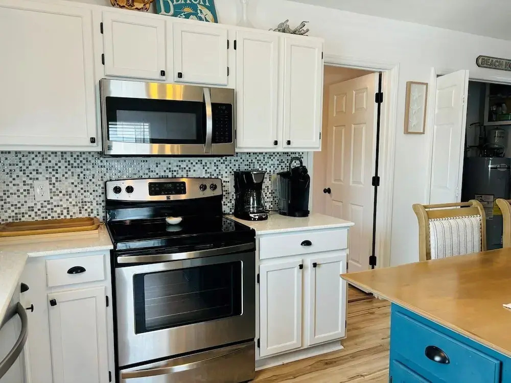 Blue Crab Cottage 4 Bedroom Home by RedAwning