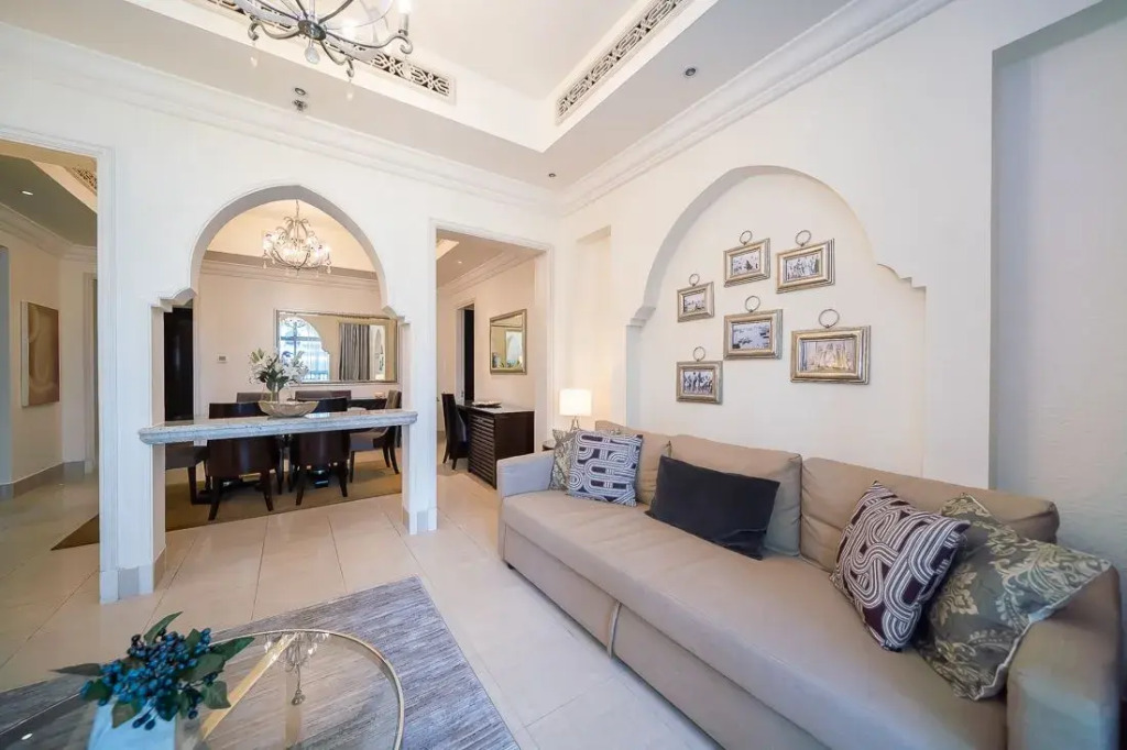 Glamorous Arabian flat with views to Burj Khalifa
