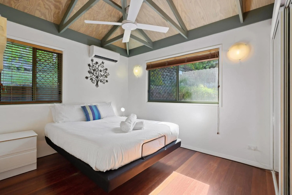 MAIN STAY - 100m to patrolled beach, pool, wifi, close to cafes