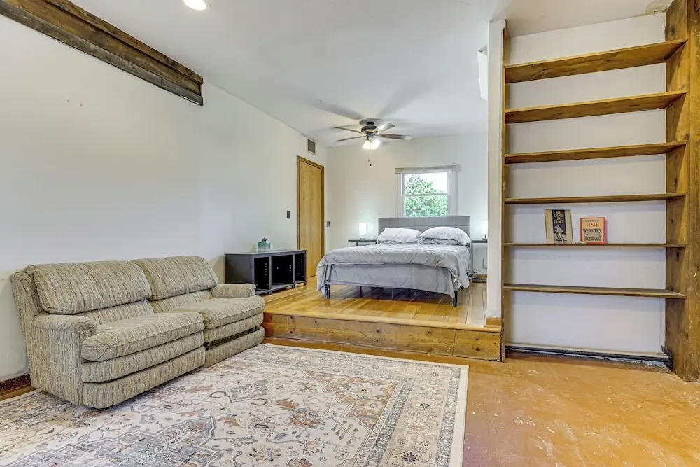 Private Pool & Yard: Pet-friendly Home in Toledo