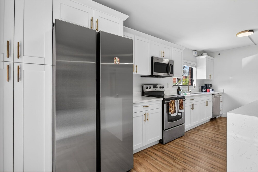 Bright & Cozy Townhome · Pool & Near Downtown