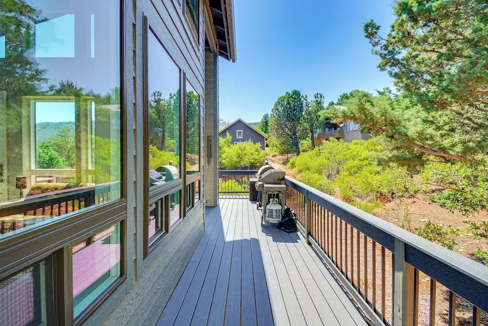 Hot Tub + Deck: Mtn-View Pine Getaway