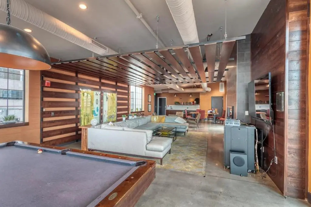 1BR Luxury Studio Historic Building, Parking, Rooftop Deck & Gym