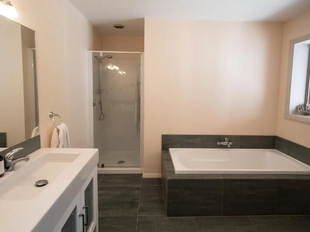 Golden Paradise - Rangihaeata Holiday Home