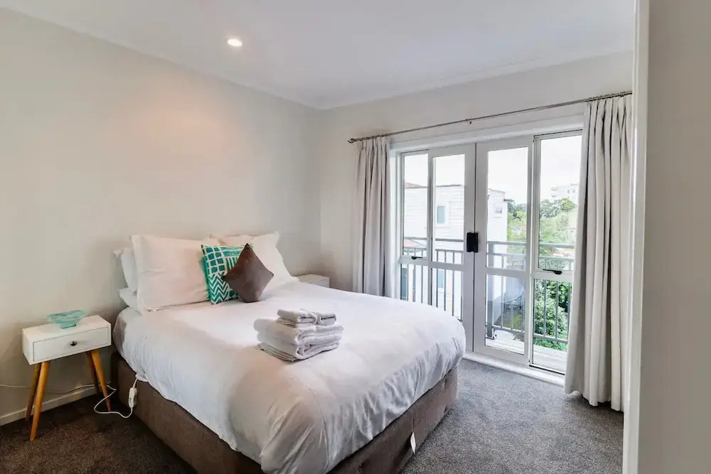 Modern and Central 2 Bedroom Home in Epsom