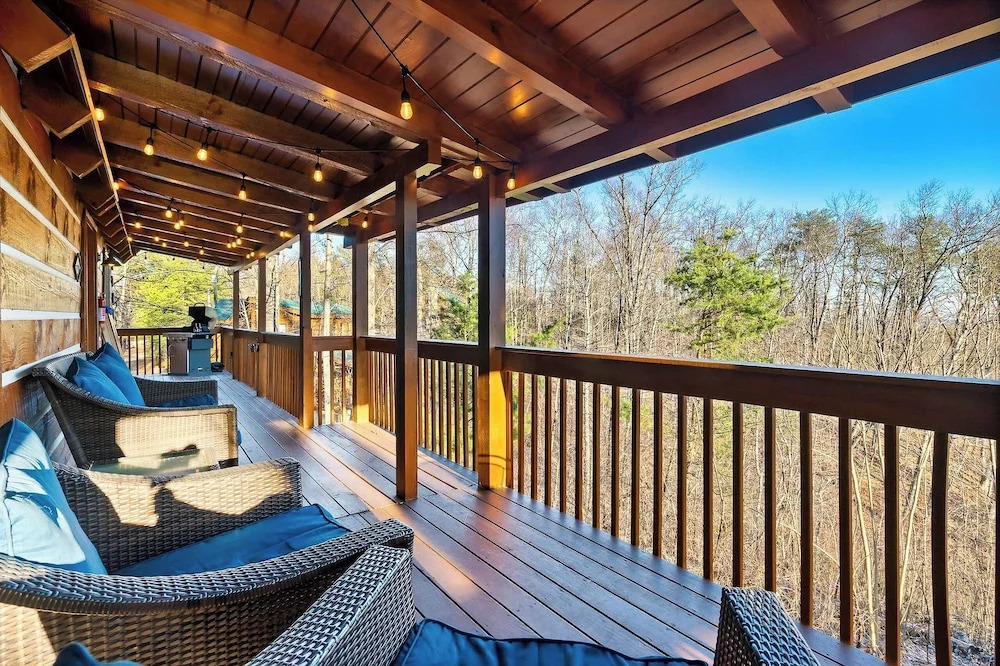 Total Privacy + Stunning Views in Smoky Mountains!