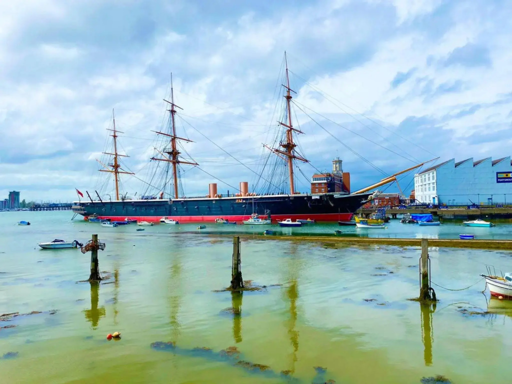 2 Double beds OR 4 Singles, 2 Bathrooms, FREE PARKING, Smart TV's, Close to Gunwharf Keys, Beach & Historic Dockyard