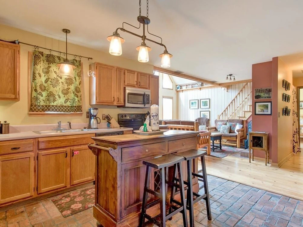 Bear Ridge 3 Bedroom Home with Hot Tub