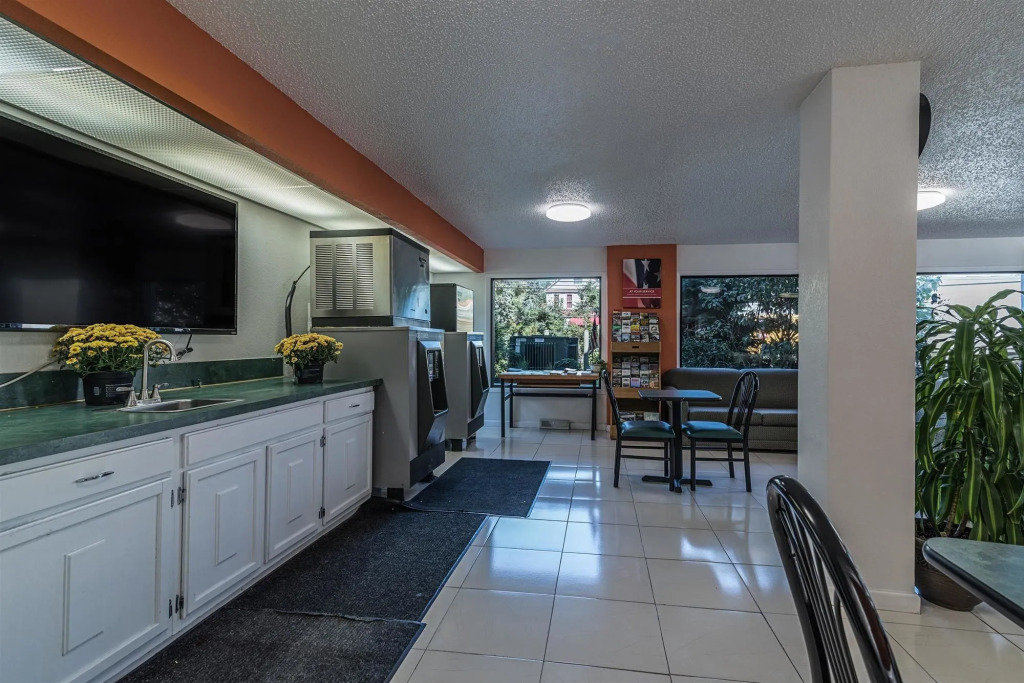 MOTEL 6 - Albany, NY - Airport