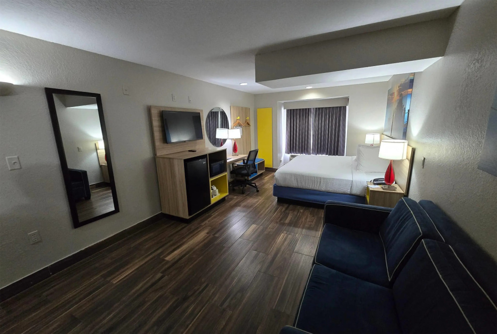 Days Inn & Suites by Wyndham Tampa/Raymond James Stadium