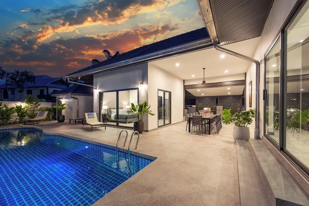 Villa Waree minutes from the city and beach