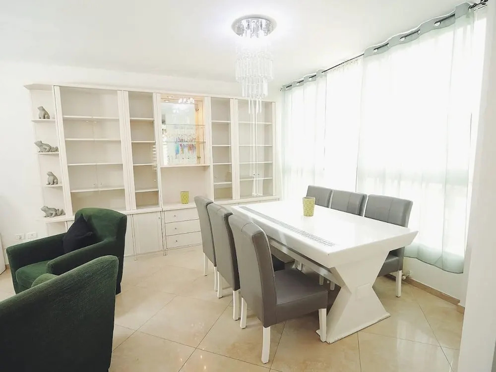 Art Apartment near Mamila