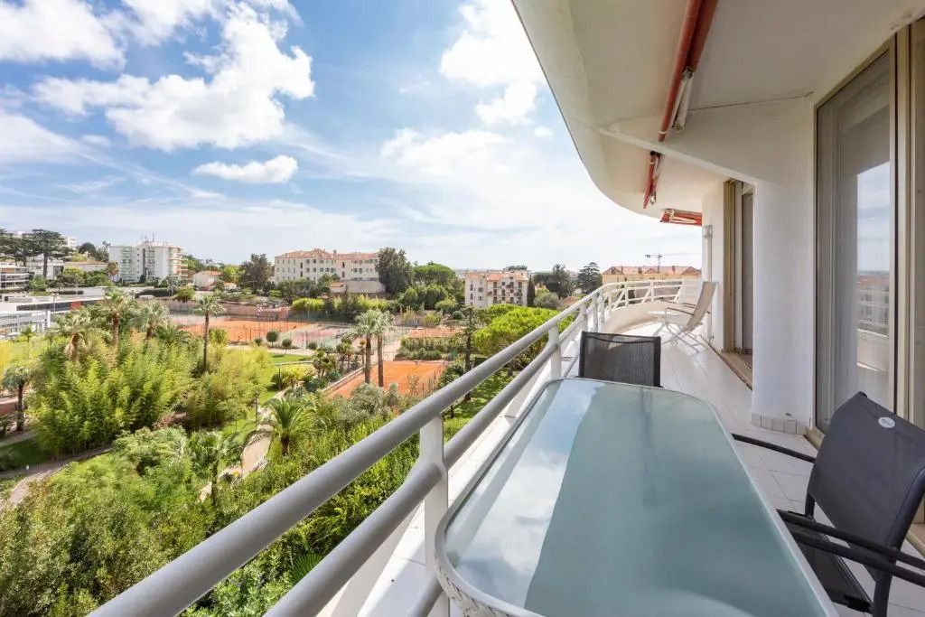 Appartement entièrement équipé de 105 m2 avec vue mer et collines
