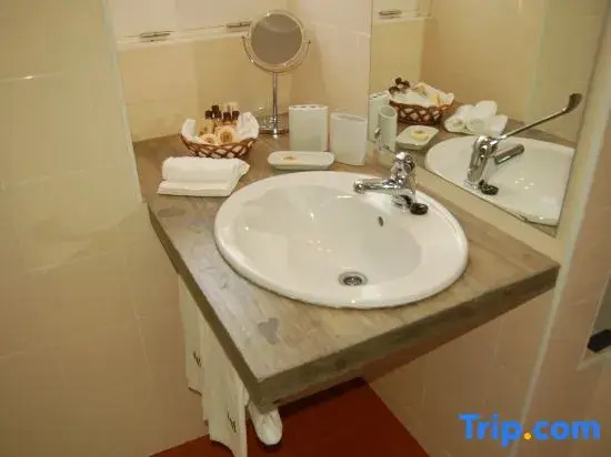 Holiday Cottage Rental with Shared Pool and Sea and Mountain View