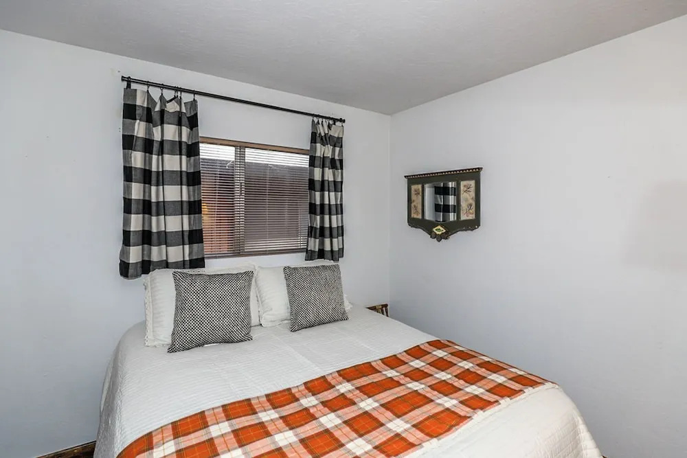 Moonridge Cottage-1817 by Big Bear Vacations