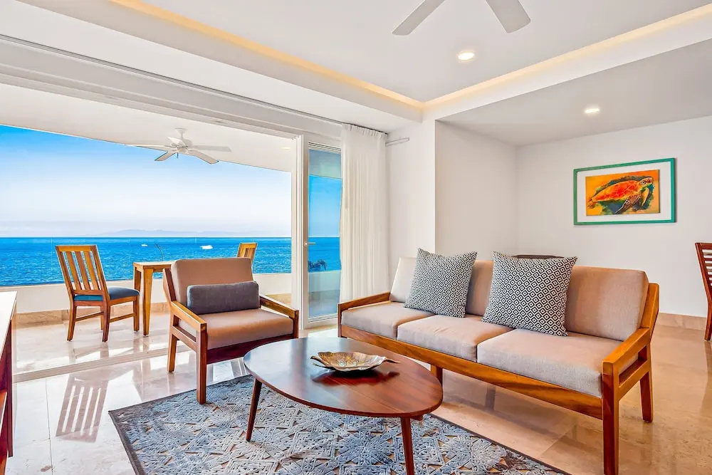 Fantastic Oceanfront Apartment With Balcony, Pool & Central AC