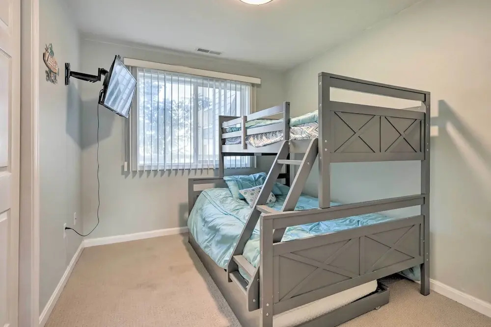 Canal Views & Community Pool: Ocean City Condo