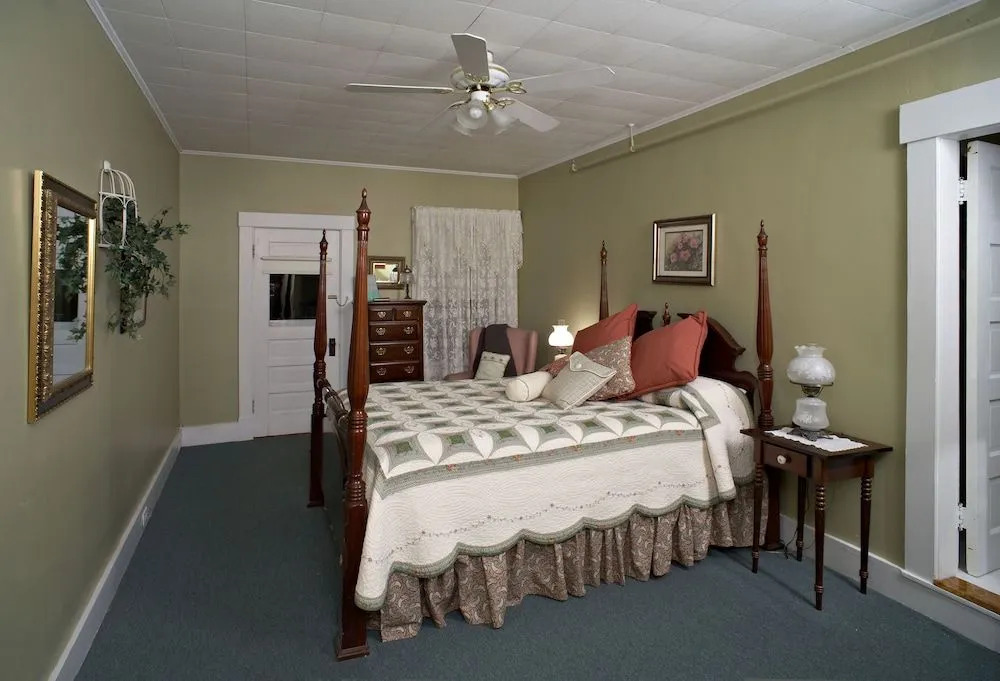 Fullerton Inn