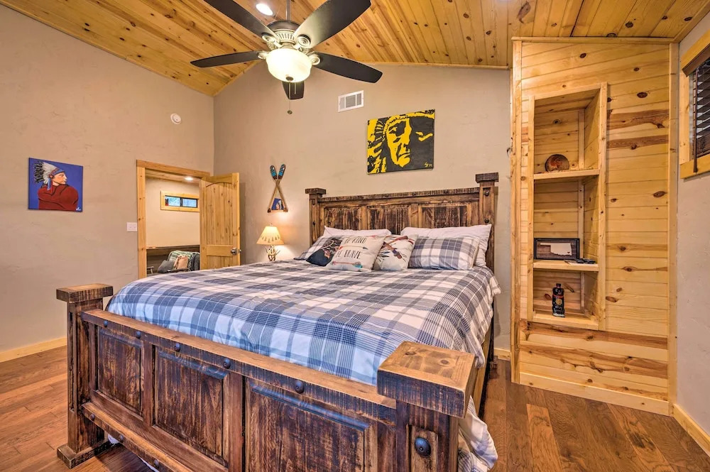 Cabin w/ Hot Tub & Grill - 6 Mi to Broken Bow Lake