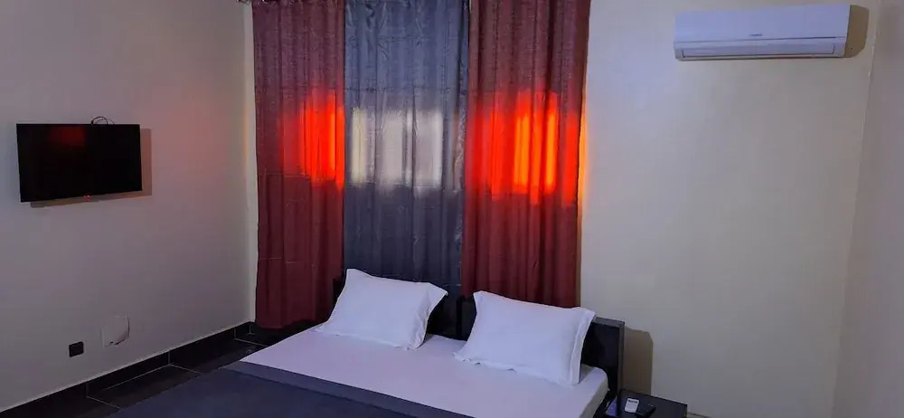 Royal Blue Guest House & Bar