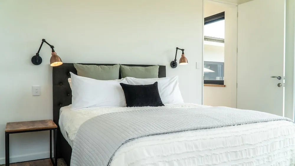 Farrant Drive - Sleeps 8 - Lake & mountain views - Modern & Stylish