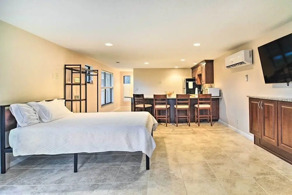 On-site Pond: Sleek Largo Studio < 7 Mi to Beach!