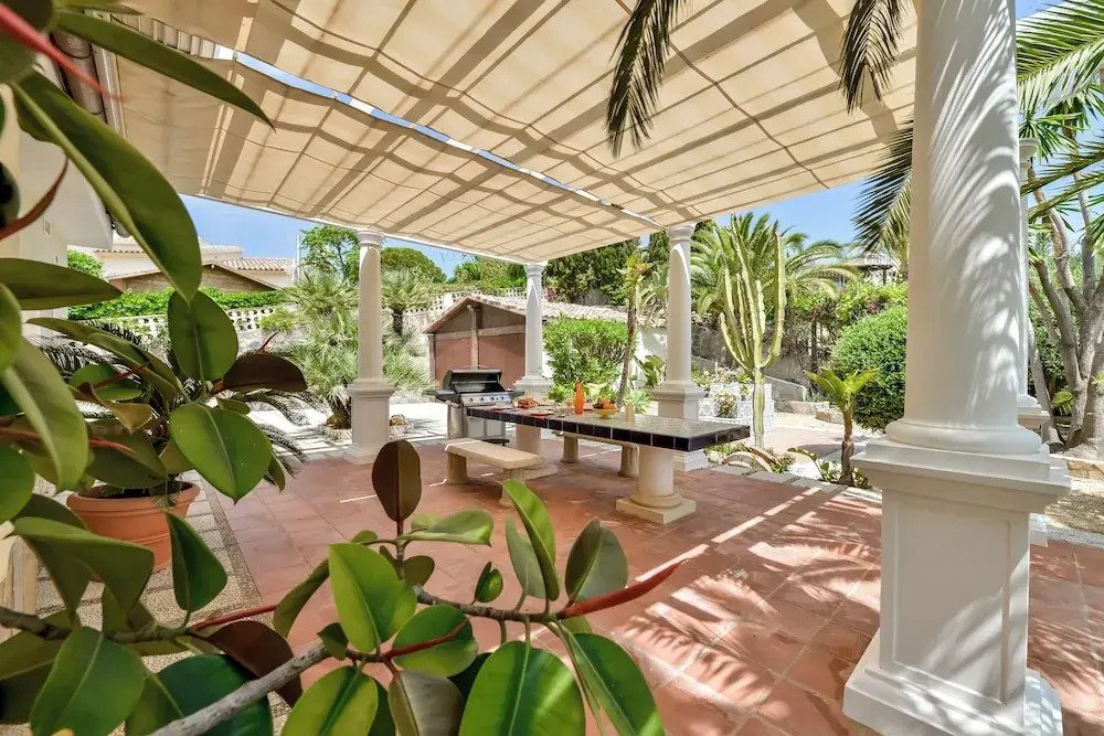 4bed Villa Sleeps 8- Pool, Garden, Bbq, Near Beach