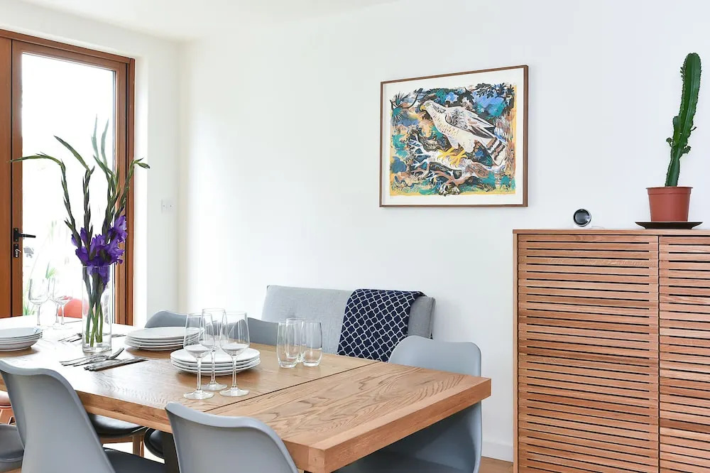 Large 4BR House in S.W. London - Sleeps 10!