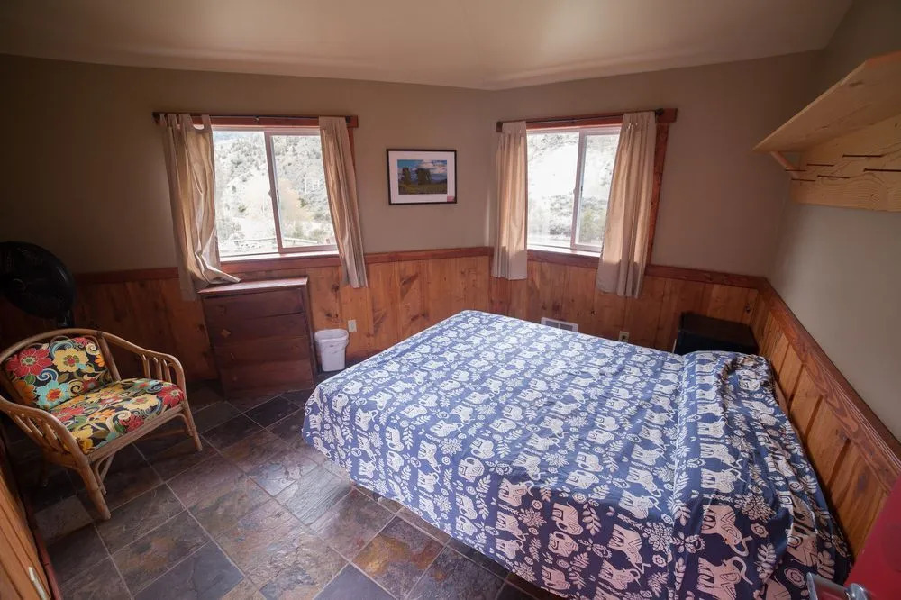 North Yellowstone Lodge and Hostel