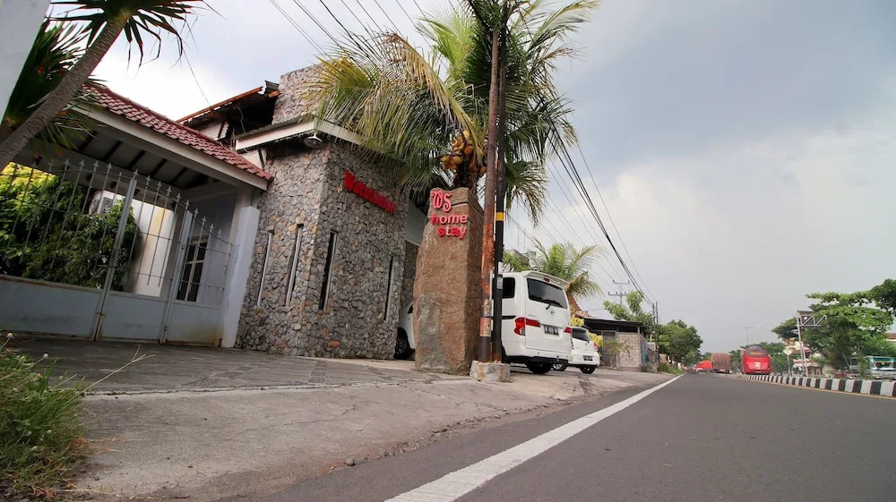 Watusaman Homestay By The Grand Java
