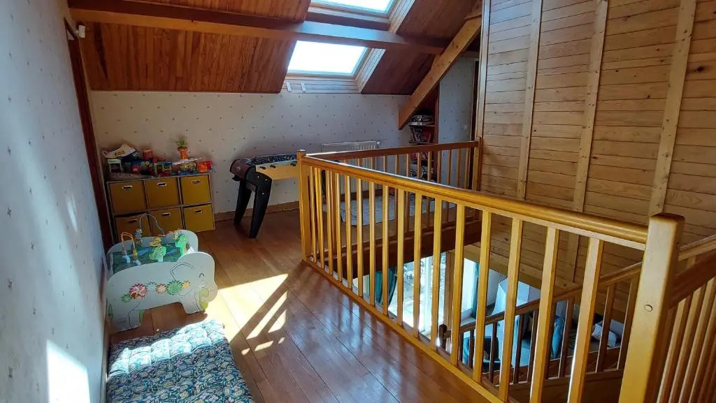 Grande maison , jardin,flipper,babyfoot, ping pong, 1 km mer, proche golf, Port en Bessin, Bayeux et plages du débarquement, adaptée enfants
