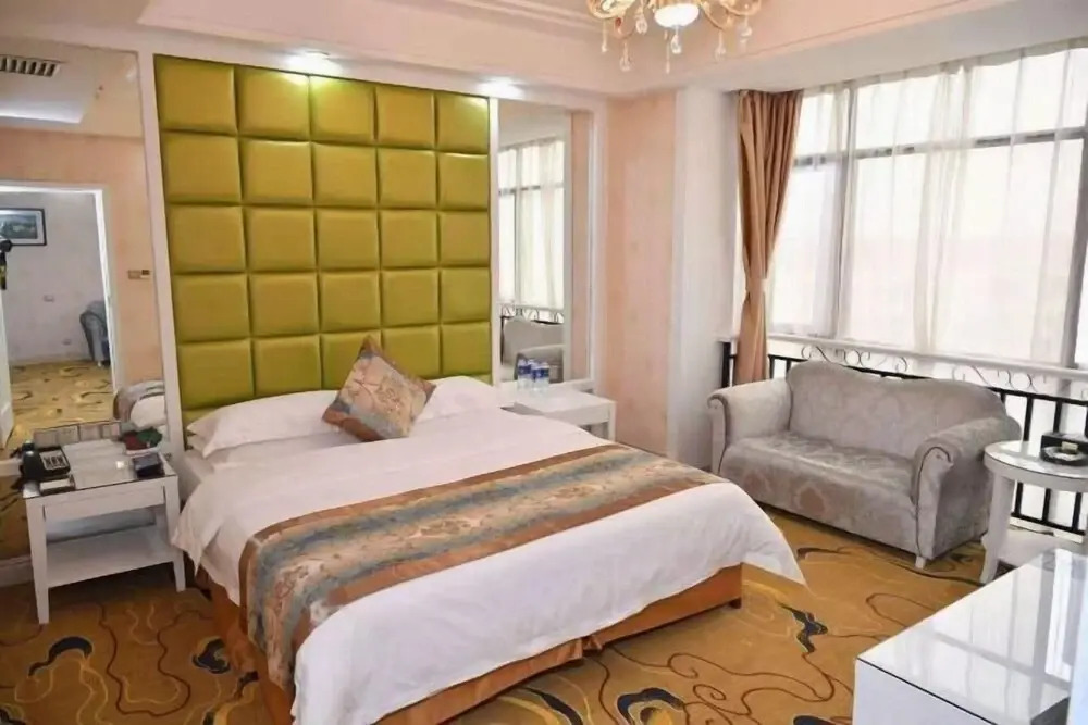 Vienna Hotel (Liuyang River Bridge Pedestrian Street)