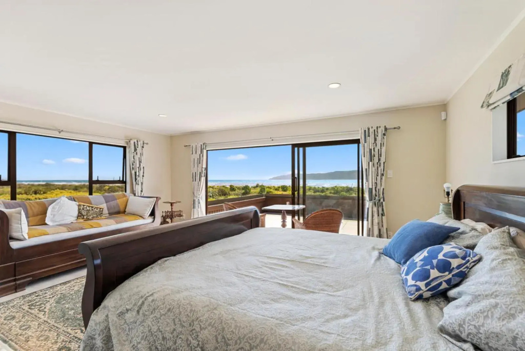 Island View Beach House - Paraparaumu Beach Home