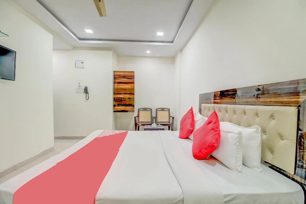 OYO 72564 Om Sai Lodge Hotel