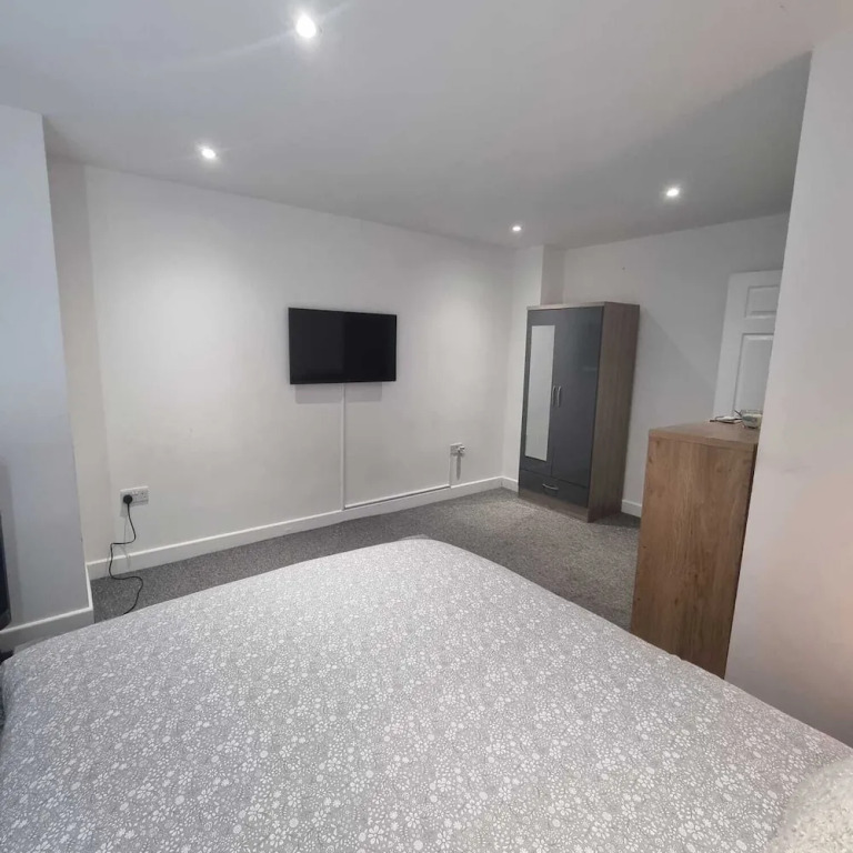 Charming 4-bed House in Enfield North London
