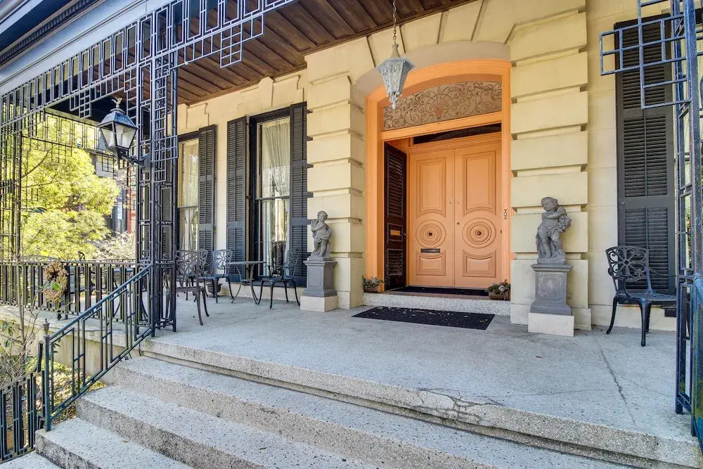 Downtown Savannah Apartment, Walk to Forsyth Park!