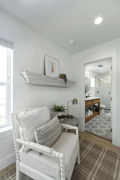 Rosé Retreat: Luxurious Getaway for 6, Hot Tub, Steps to Main Street