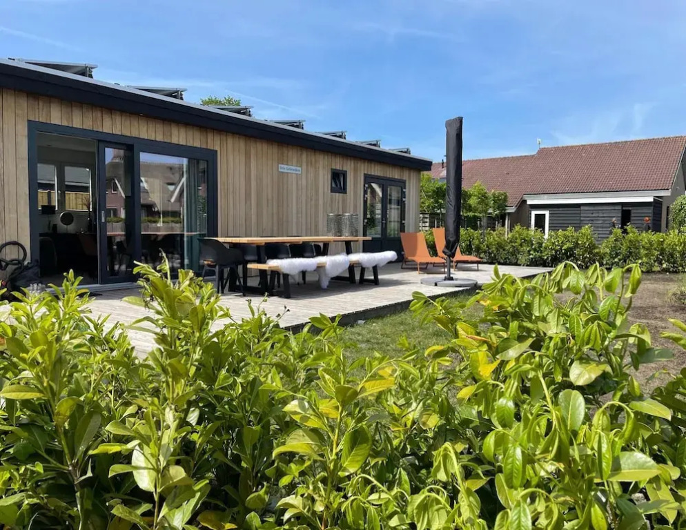 Chalet by Water in Idskenhuizen Recreation Park