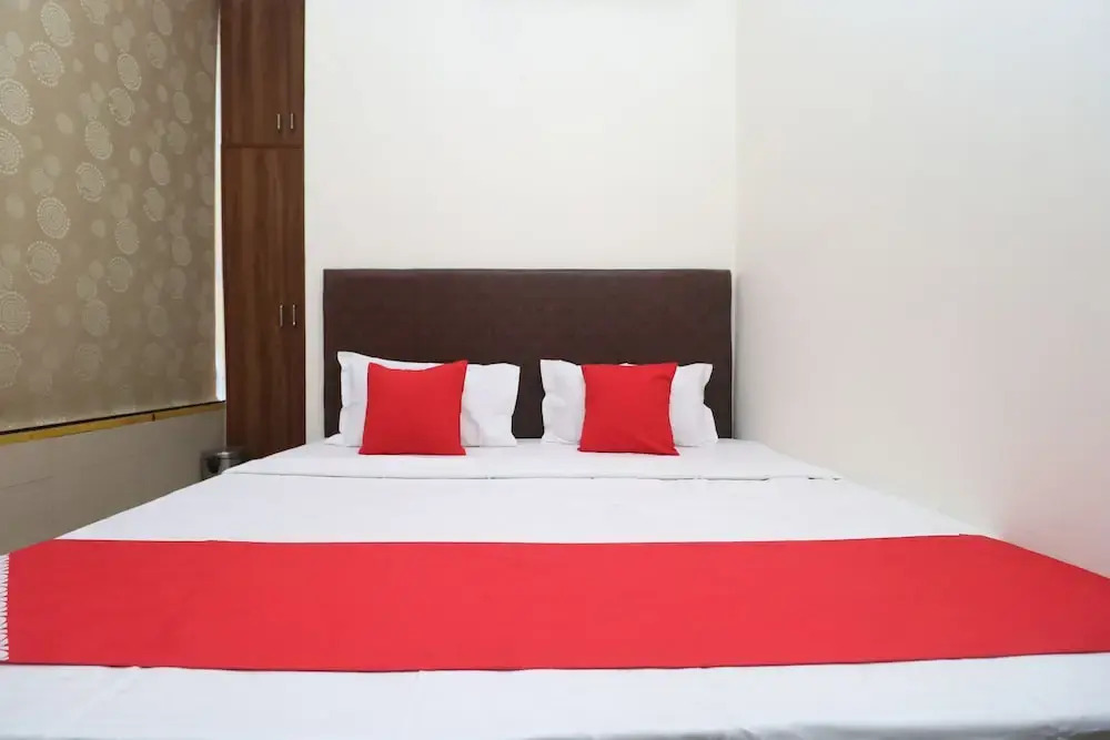 OYO 28575 Hotel J&B