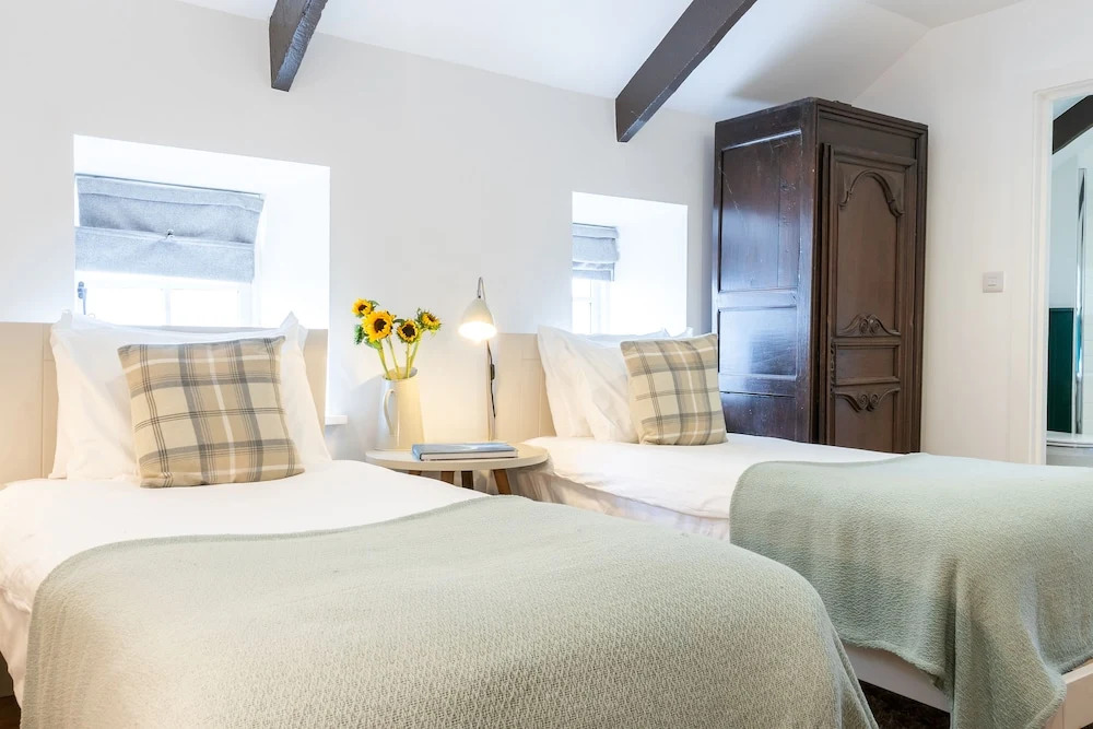 Saddle and Stable Rooms