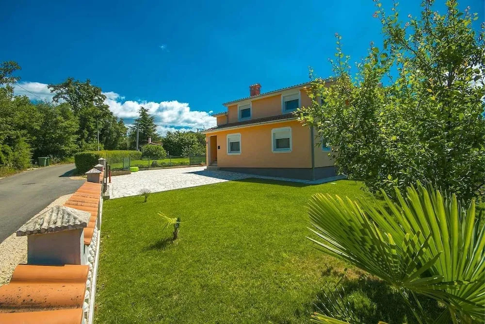 HOUSE Nevenka