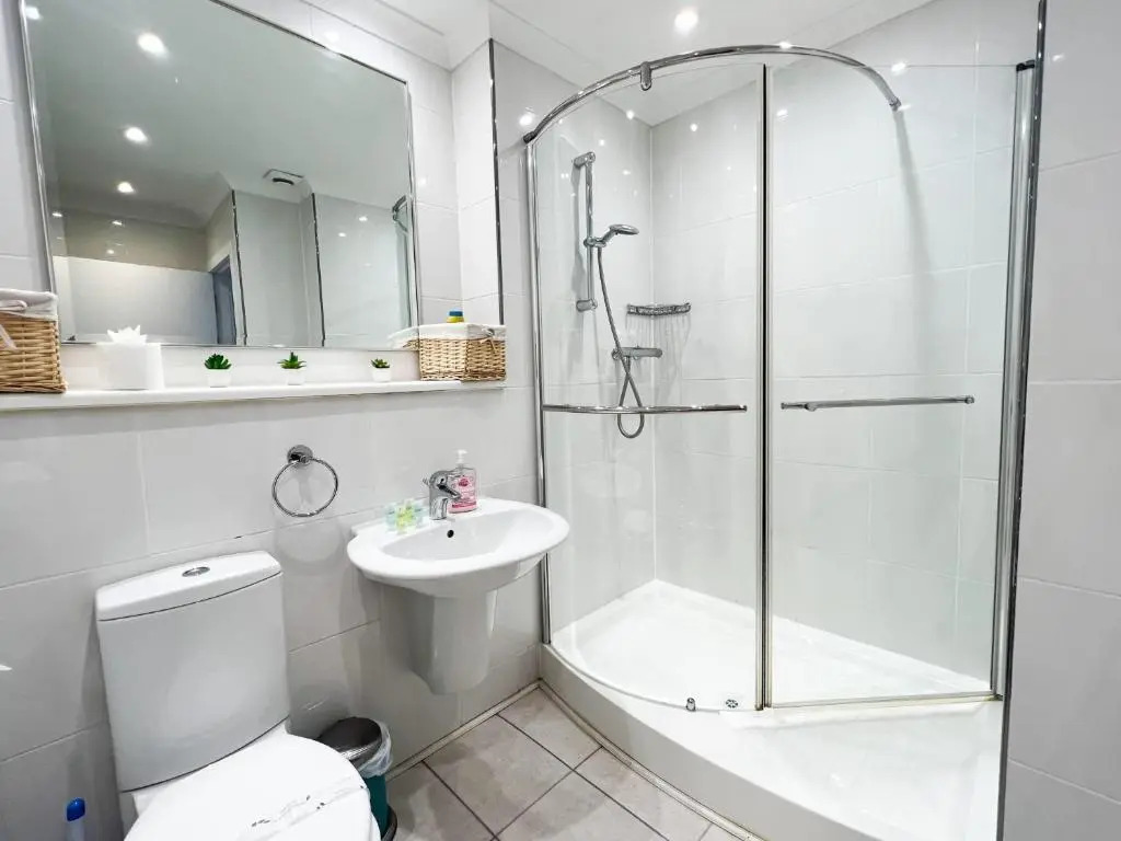A Spacious Flat with Character - Private Car Space