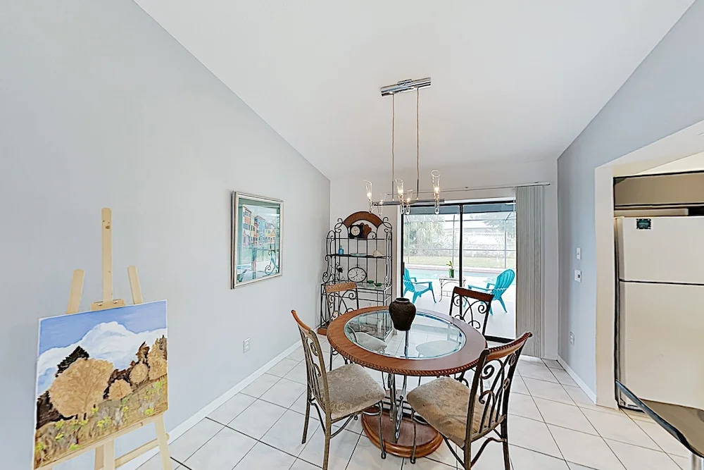 Sparkling W/ Private Lanai & Caged Pool 3 Bedroom Home
