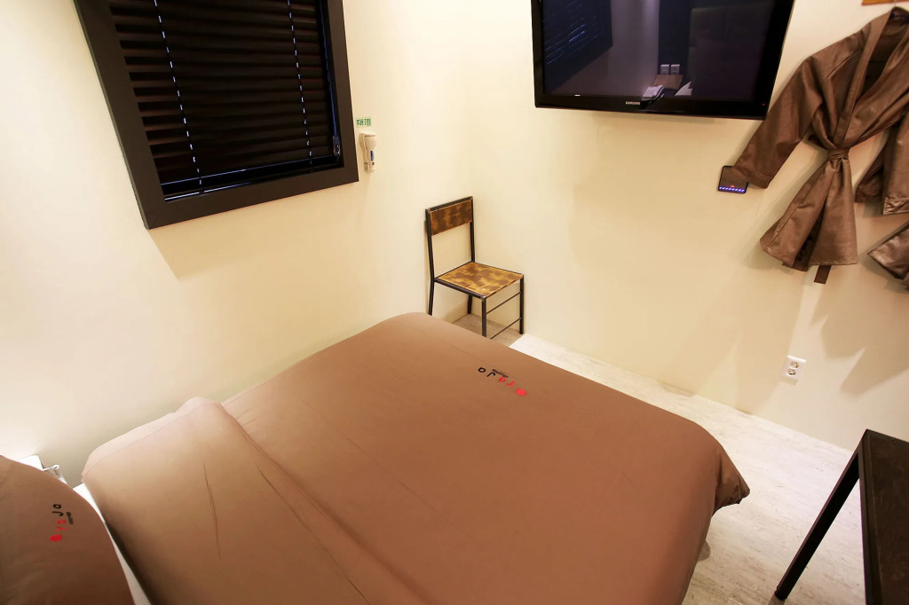 Achasan Station Wall Hotel