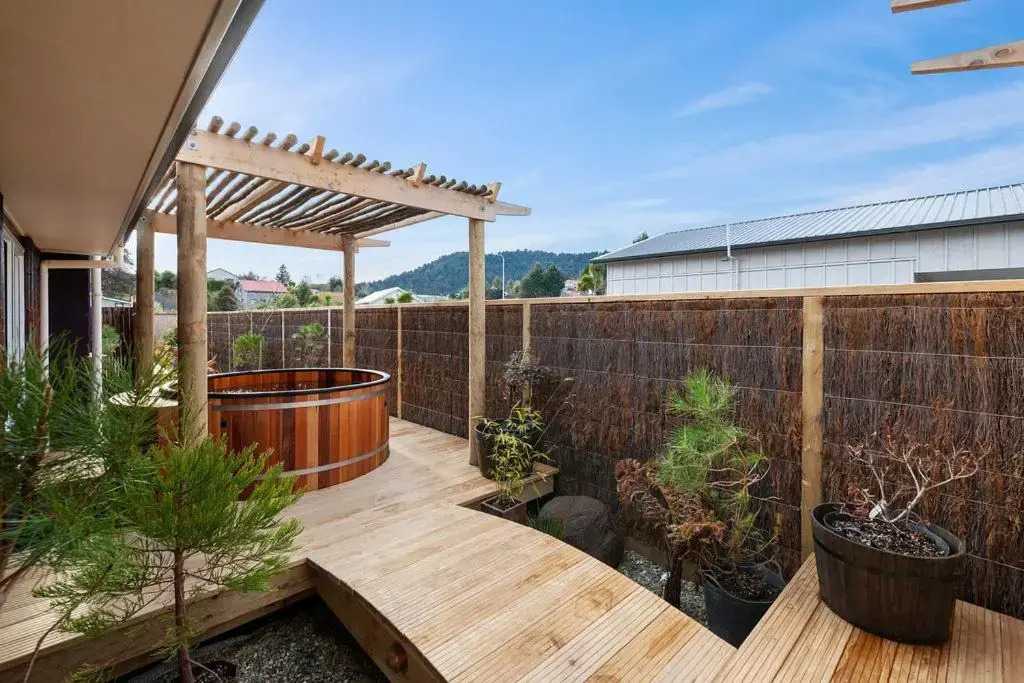 The Purple House - Ohakune Holiday Home with Spa Pool