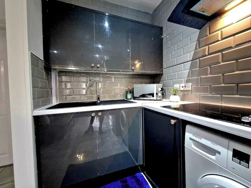 Seaside Escape - Sleeps 4 - Pets Ok - Free Parking