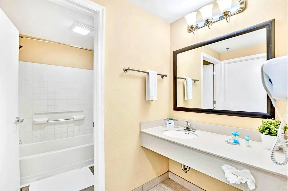 Cozy 1BR Apt With 2 Queens - Pool Hot Tub