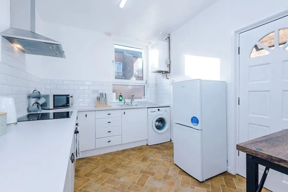 Comfy Four Bedroom House with parking